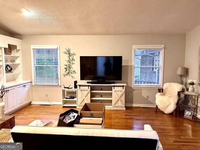Building Photo - 2805 Pine Hill Dr