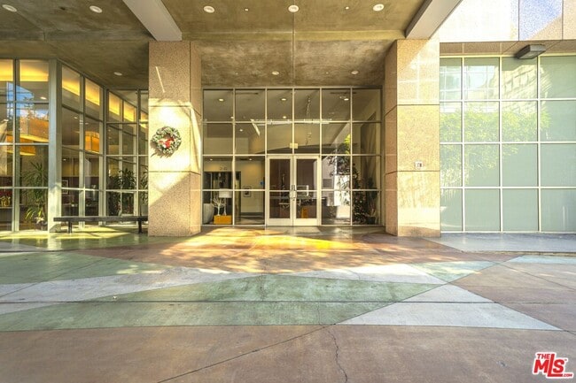 Building Photo - 801 S Grand Ave