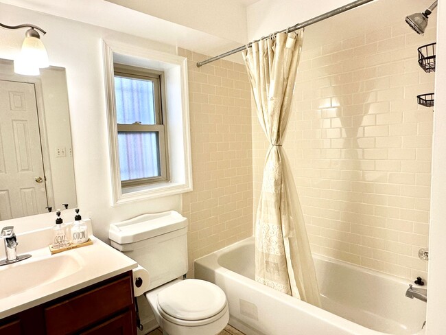 Building Photo - 2 Bed 1 Bath Adams Morgan