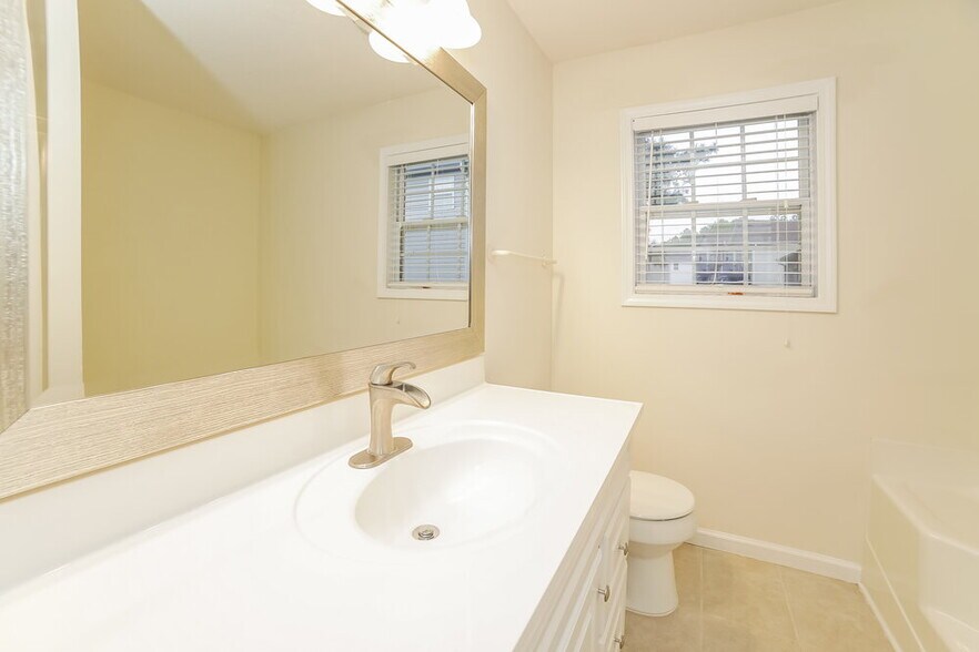 Building Photo - 757 Newport Dr
