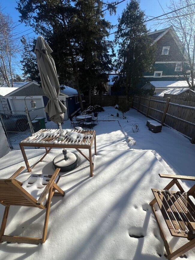 Building Photo - Fully Furnished, Large 3 Bedroom Home!