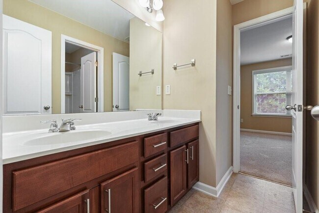 Building Photo - 1010 Chelsey Way