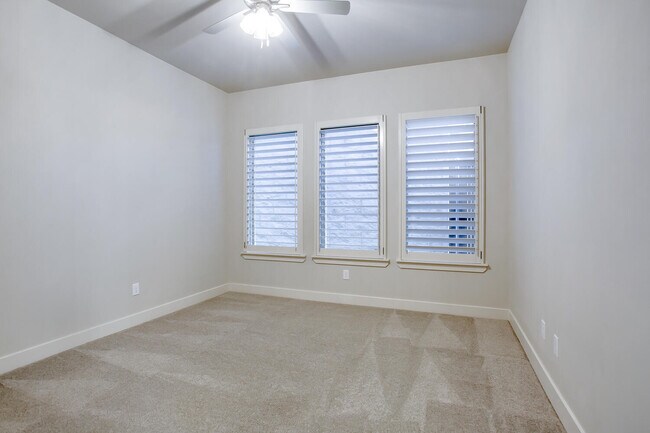 Building Photo - 13801 Raleigh Ave