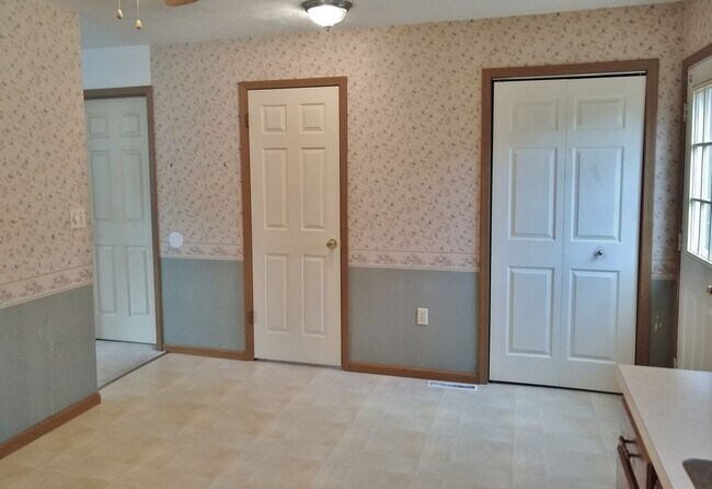 Building Photo - 2 Bed / 1-1/2 Bath Single Family Home Townhome