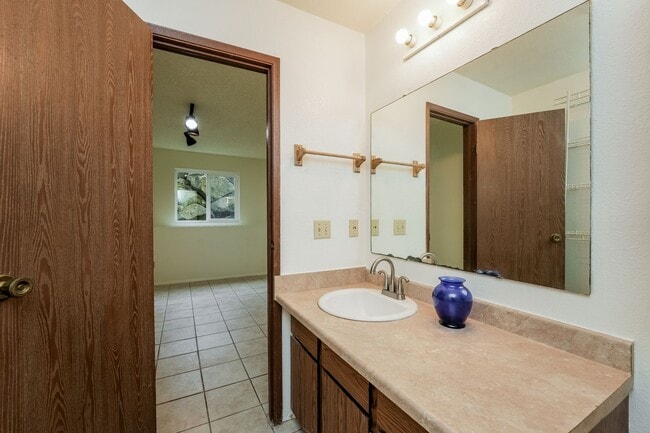 Building Photo - 2 Bedroom 2 Bathroom Sits Right on the Shore of Lake Beverly