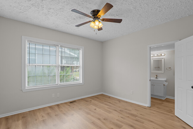 Master bedroom and ensuite bathroom - 796 Leitner St