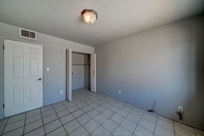 Building Photo - 1114 E Bisnaga St