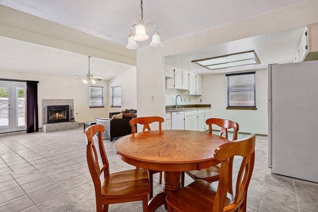 Building Photo - 724 Martha Gale Dr