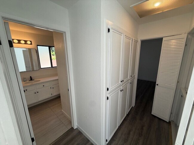 Building Photo - Renovated 2-Bedroom Condo in Martinez