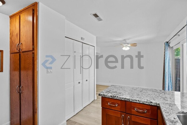 Building Photo - Unit