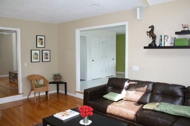 Building Photo - 3 Bedroom Single Family Home with Central A/C