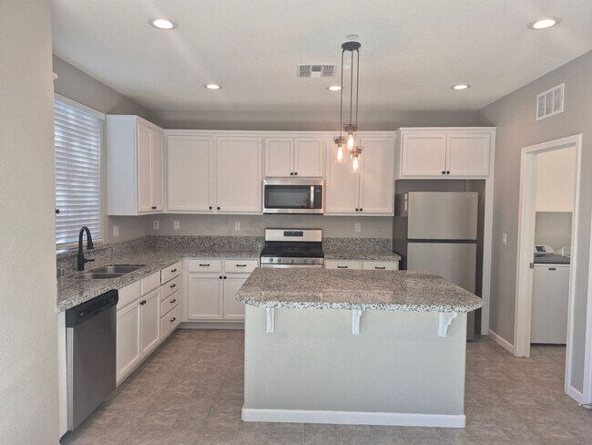 Building Photo - Beautiful 3 Bedroom 2.5 bath home with loft.