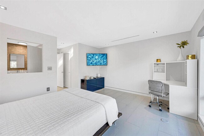 Building Photo - 1430 S Ocean Dr