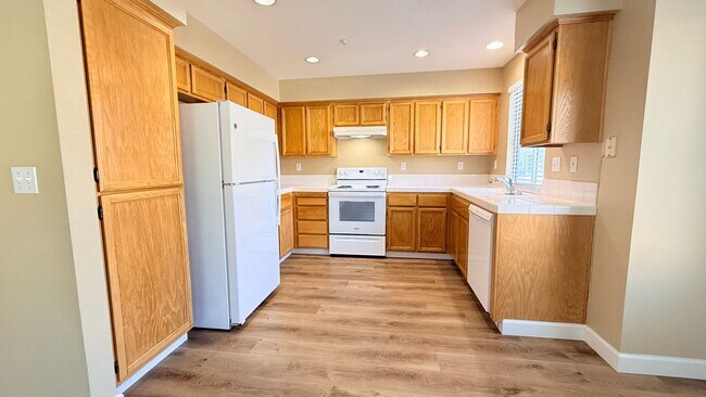 Building Photo - 401 Skylark Ct
