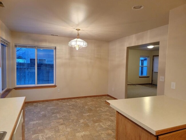 Building Photo - 3 Bedroom 2.5 Bath Townhouse