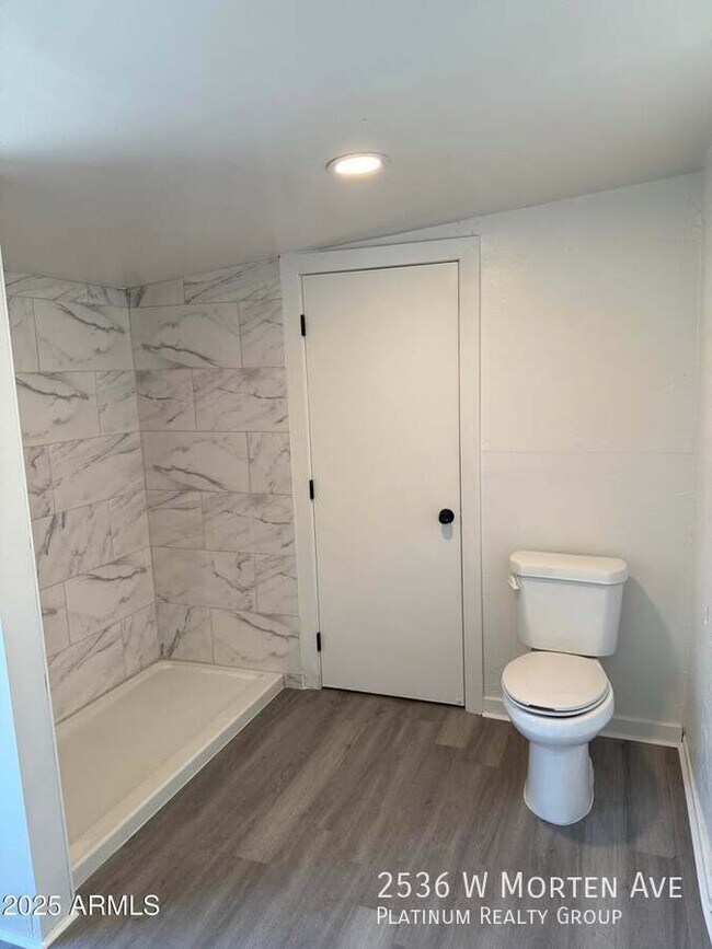 Building Photo - 2536 W Morten Ave