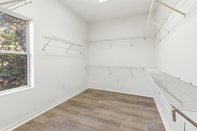 Building Photo - 2928 Pine Valley Dr