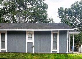 Building Photo - 731 Hedgelawn Way