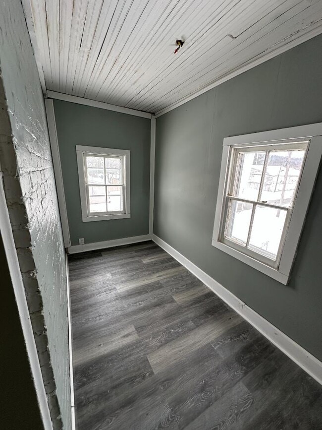 Building Photo - 210 E 7th St