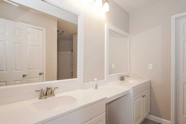 Building Photo - 2631 Dawn Star Dr