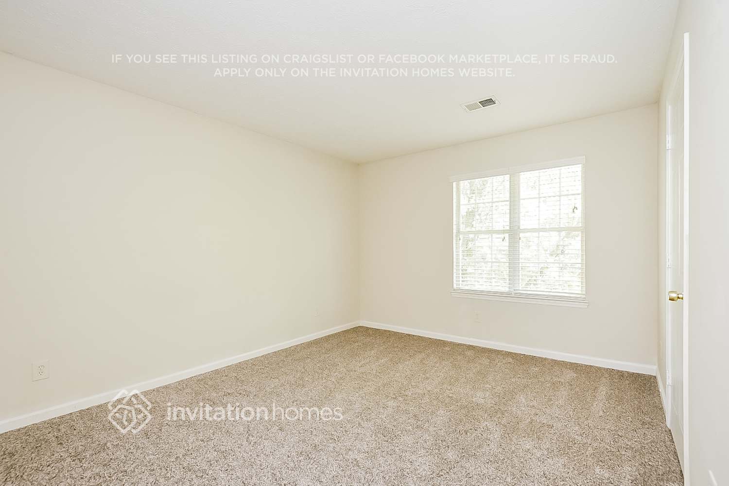 Building Photo - 2640 Woodside Dr