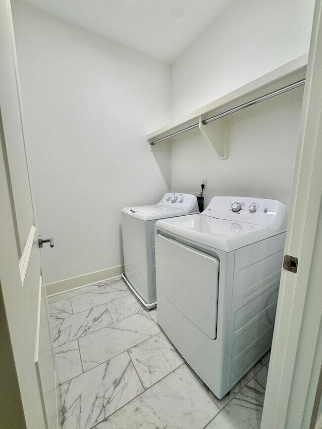 Building Photo - 3 Bedroom, 2.5 Bathroom Home w/ 2 Car Garage in Downtown Franklin