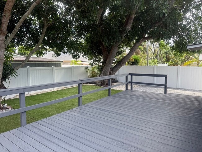 Building Photo - Updated Costal - Style home