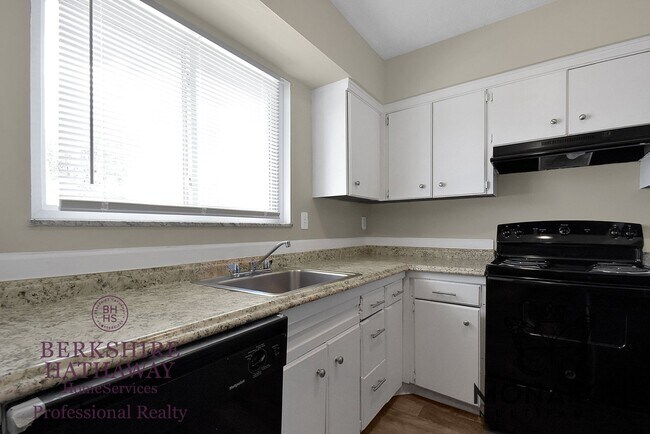 Building Photo - 2 Bedroom Townhouse Apartment- HUGE WALK IN CLOSET