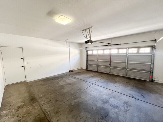 Building Photo - 7016 S 7th Ln