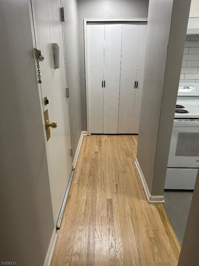 Building Photo - 138 Roseland Ave