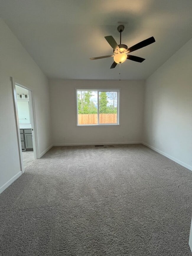 Building Photo - 3 Bedroom 2 Bath Silverton OR