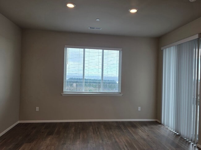 Building Photo - 4 Bedroom Home in Soundview Estates!