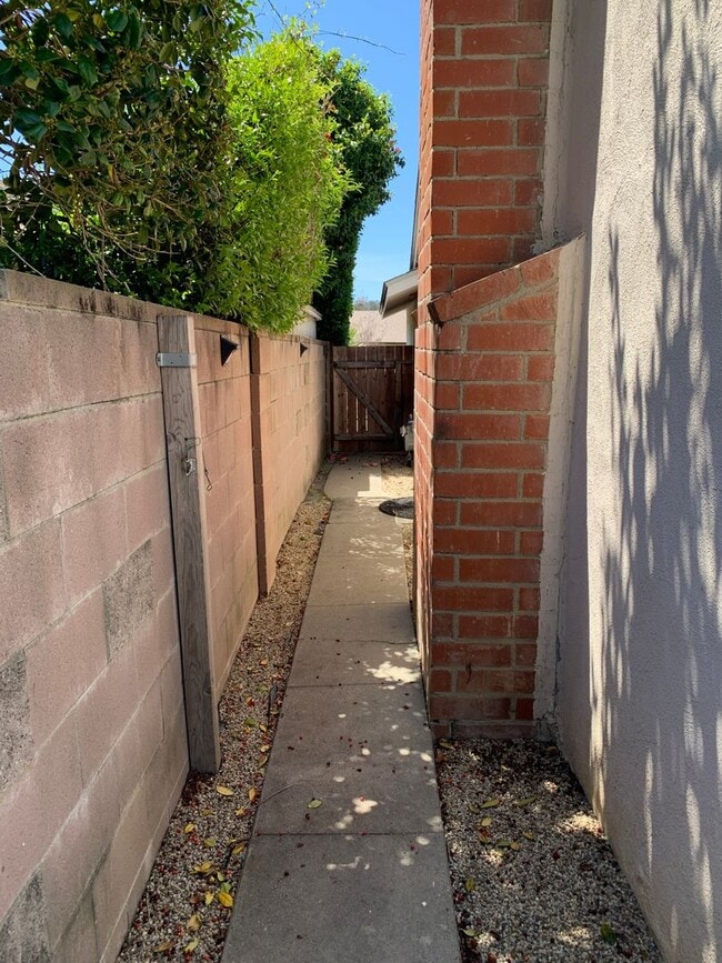 Building Photo - Great Neighborhood, 3 Bedroom Home for Rent