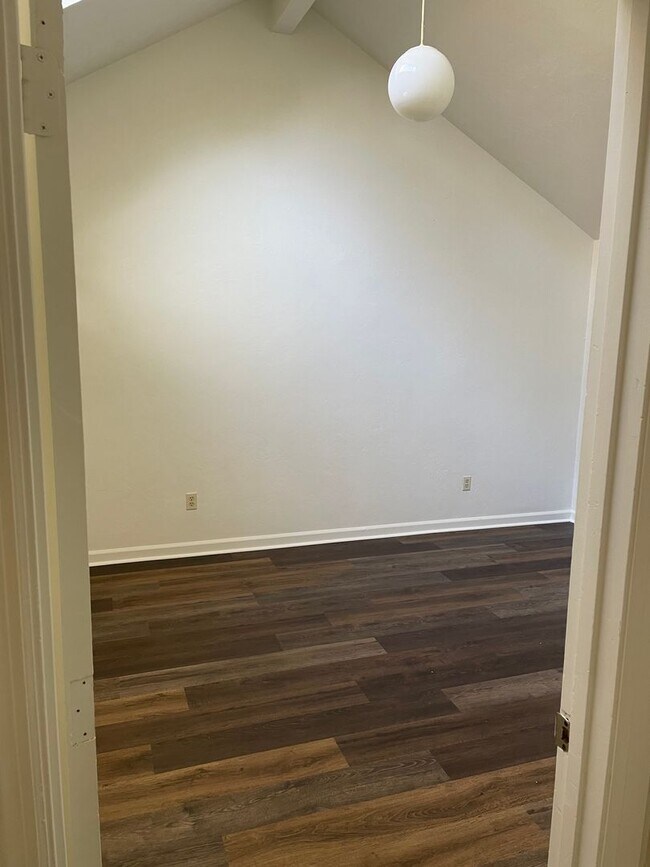 Building Photo - Cozy 2/2 close to FAMU and FSU