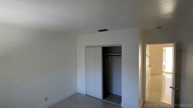 Building Photo - 220 SE 22nd Ave