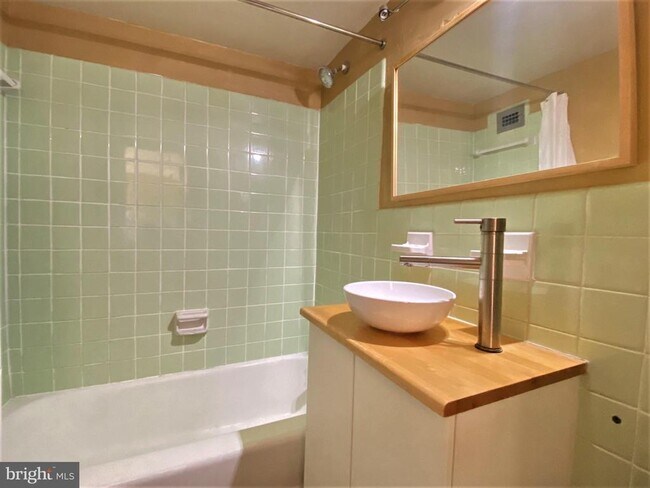 Building Photo - 922 24th St NW