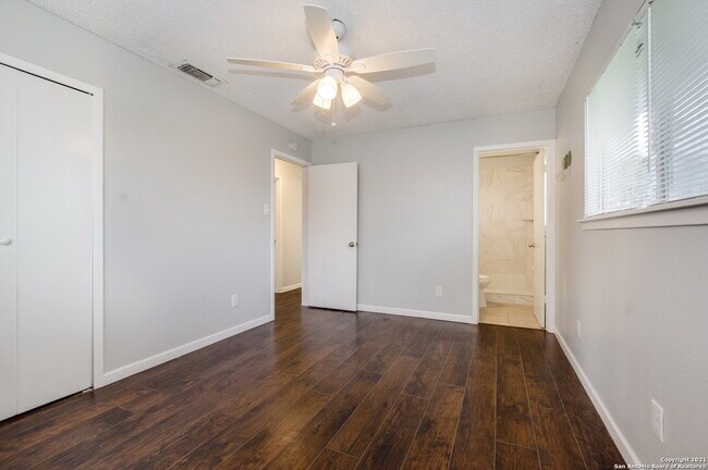Building Photo - 300 Roanoke Dr
