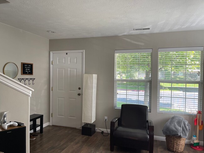 Building Photo - 2 Bedroom 2.5 Bath