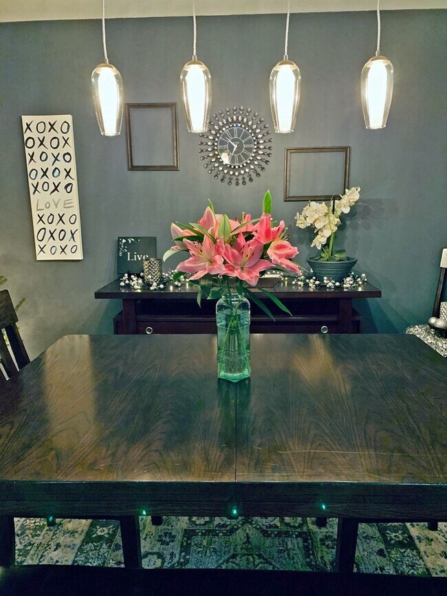 Building Photo - Beautifully updated 'Tonka rental available! 3 beds 2 baths in Royal Hills!