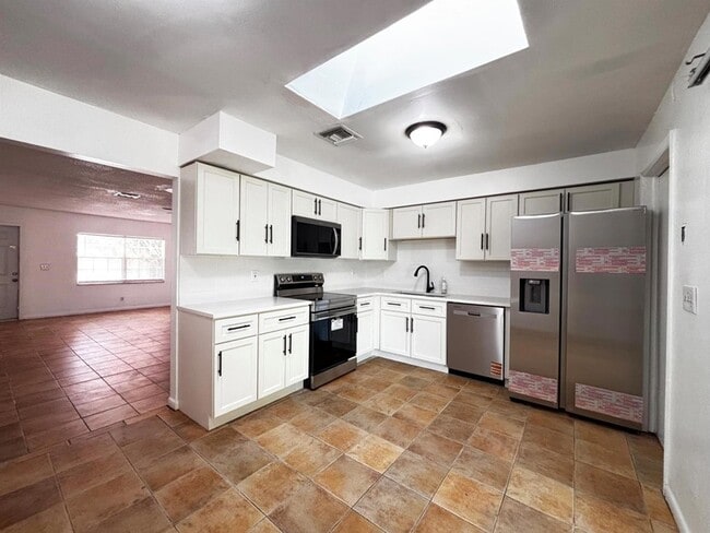 Building Photo - 3919 Wilshire St