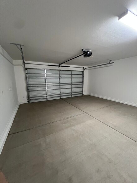 Building Photo - 946 W Macaw Dr