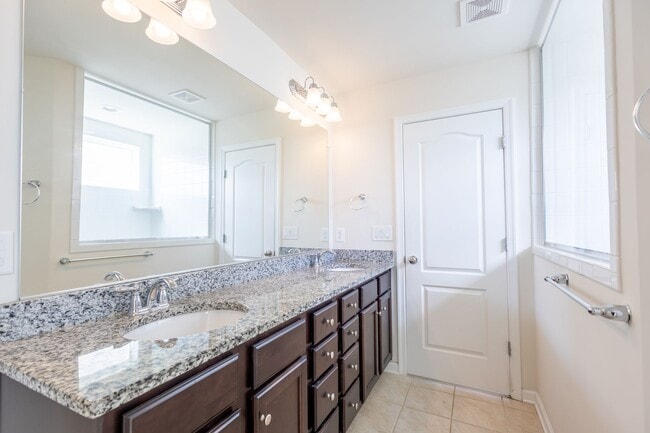 Building Photo - Beautiful 4 BR/3.5 BA Single-Family Home i...