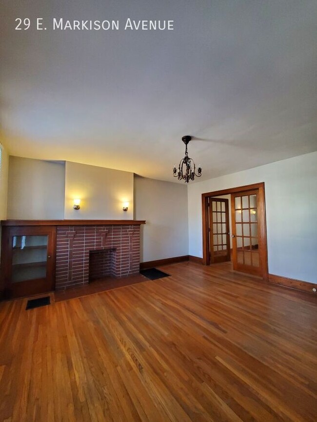 Building Photo - Spacious Townhome with Original Features A...