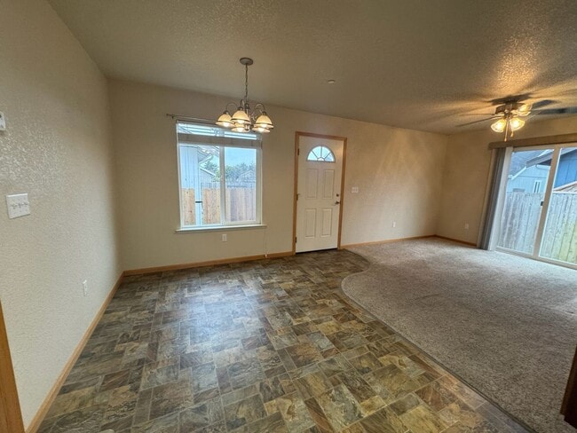 Building Photo - 1879 Maplewood Dr