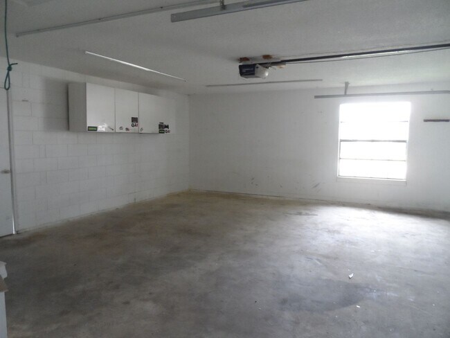 Building Photo - AVAILABLE NOW 3 BEDROOM 2 BATH 2 CAR GARAGE. CONTACT KAREN GUARDINO, REALTOR 386-747-9295
