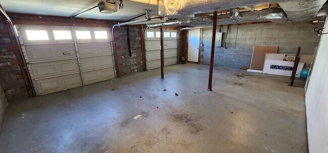 Building Photo - Nice 2 story brick home near Reagan High School