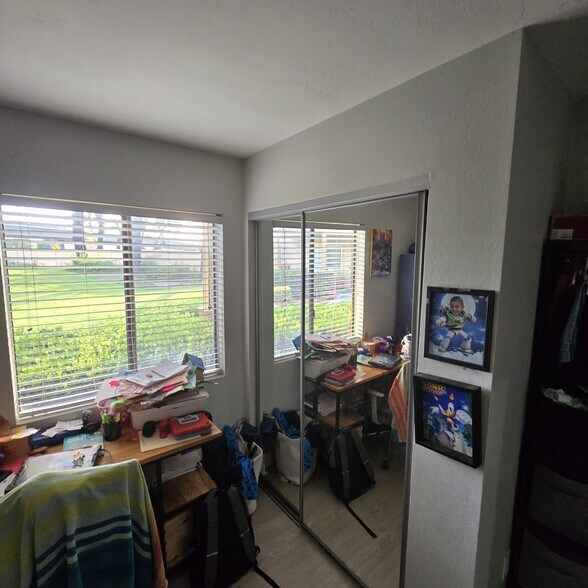 Building Photo - 1423 Graves Ave