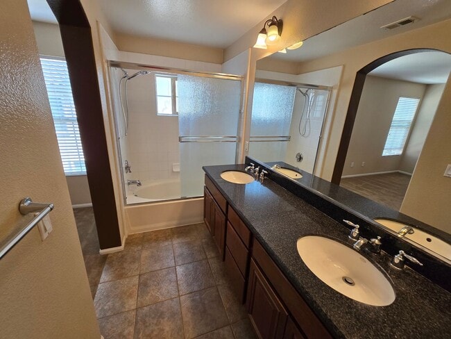 Building Photo - Luxury Tri-Level Townhome – Terraces at Es...