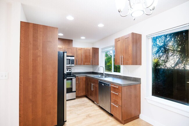Building Photo - STILL AVAILABLE! Special: Only $500 Securi...