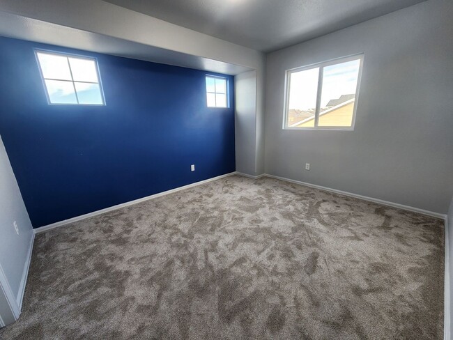 Building Photo - Captivating 6 Bed, 4 Bath Home Near Black ...